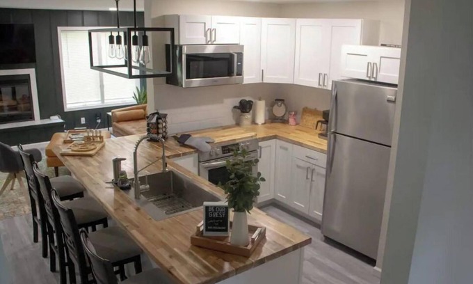 East Stroudsburg House | Cozy 2 Bedroom Townhome with Fireplace & Jacuzzi Room