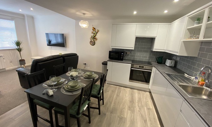 Upton Cheyney Apartment | Modern 2-Bedroom Apartment with Parking for Family Stays