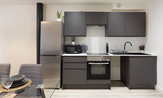 Bradford Apartment | Stylish 2-Bedroom Retreat with Free Wi-Fi & Breakfast