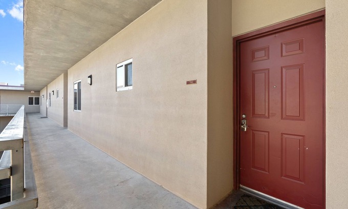 The Drag Condo | Contemporary 2 Bedroom Condo Near Downtown with Free Parking
