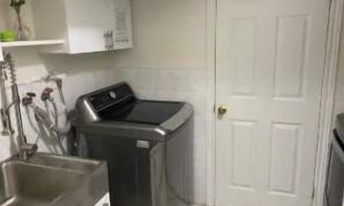 Applewood Apartment | Contemporary 2 Bedroom Downtown Apartment in Mississauga