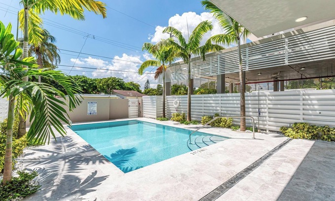 Parkside Apartment | Modern 2-bedroom apartment w/Pool near beach and airport