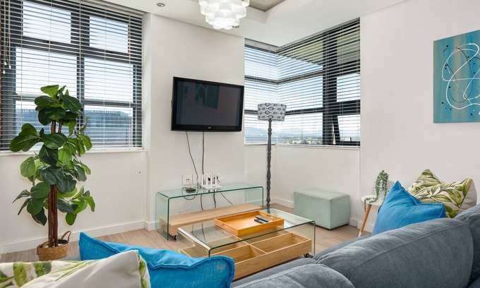 Century City Apartment | Modern 2 Bedroom Apartment in Century City with Breakfast