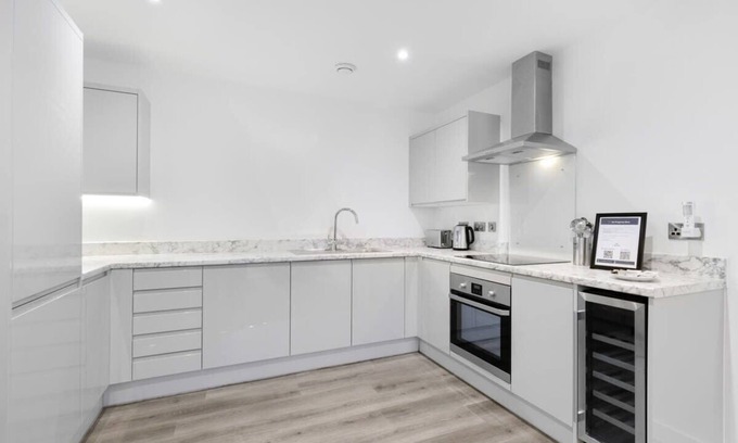 Newbury Apartment | Modern 2 Bedroom Apartment in Central Newbury with Kitchen