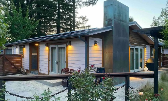 Redway House | Modern 2 Bedroom Retreat with Chef’s Kitchen & Ocean View