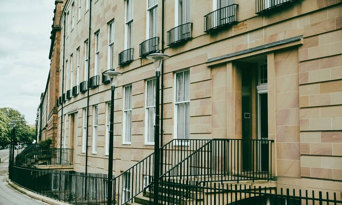 Bonnington Apartment | Modern City Centre Apartment with Parking & Breakfast