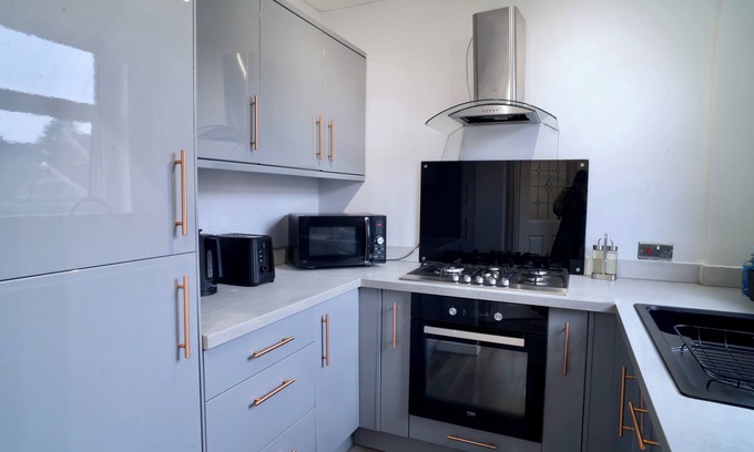 Longcroft House | Contemporary 2 Bedroom Home in Edinburgh with Free Parking