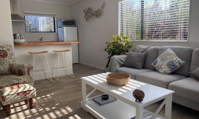 One Tree Point Apartment | Modern 2 Bedroom Apartment with Kitchen at One Tree Point