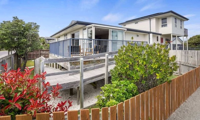 Christchurch House | Beachside 2-Bedroom Oasis with Ocean View and Breakfast