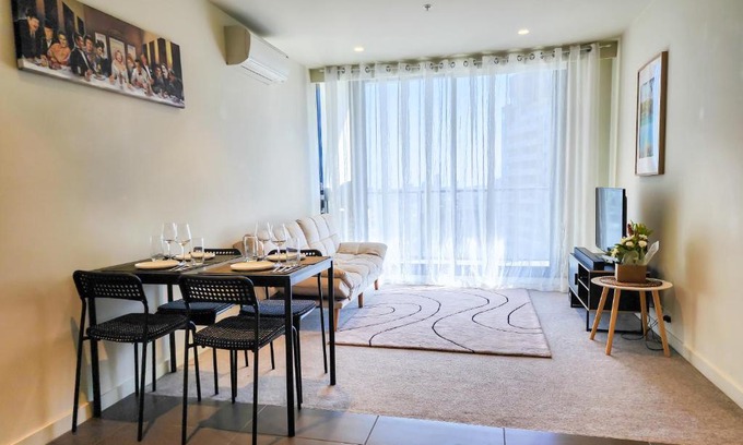 South Yarra Apartment | Modern 2-Bedroom Apartment with Pool & Hot Tub Access