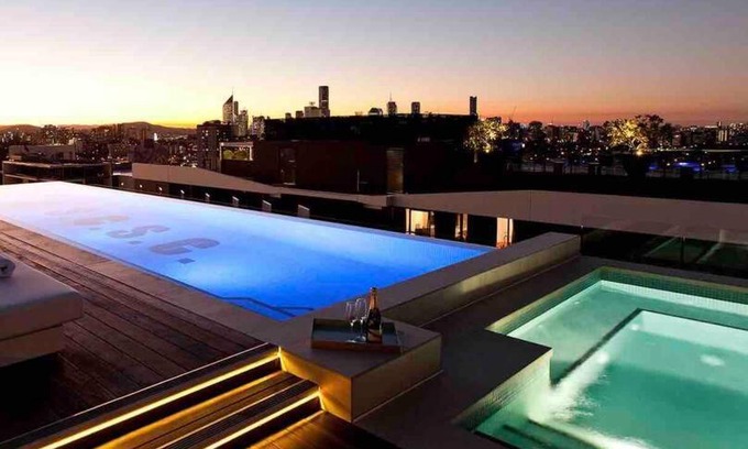 Woolloongabba Apartment | Stylish 2-Bedroom Apartment with Spa & Pool Access