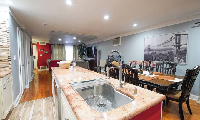 Weehawken House | Modern 2-floor, 3-bedroom apartment 20 minutes from Manhattan.