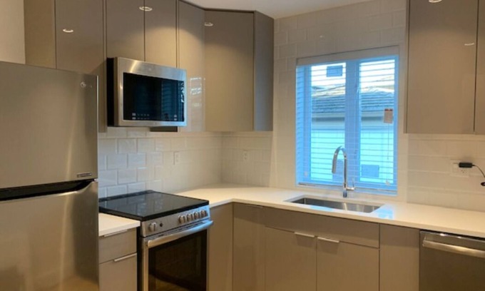 Hastings House | Modern 2-Level Two Bedroom Guest House with Pool & Breakfast
