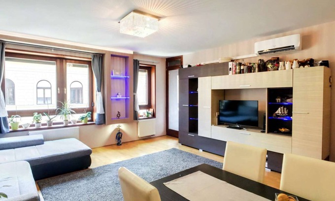 Rozsadomb Apartment | Modern 2-Room Apartment with Pool & Breakfast Included