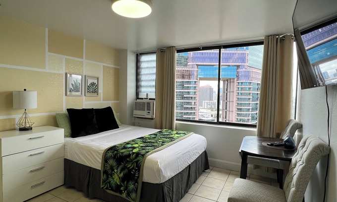 Waikiki Apartment | Modern City Views on 29th Floor with Pool Access