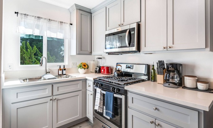 South Wrigley Apartment | Modern Casita Suite with Kitchen in Central Long Beach