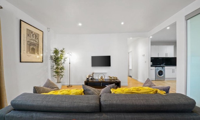 Greenwich West Apartment | Stylish 2-Bed Apartment near O2 Arena in Greenwich