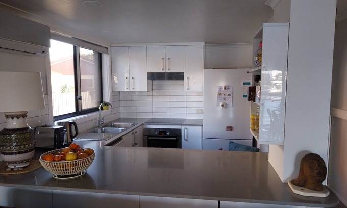 Burleigh Waters Apartment | Modern 2BR/2BA Oasis Minutes from Burleigh Heads Beach