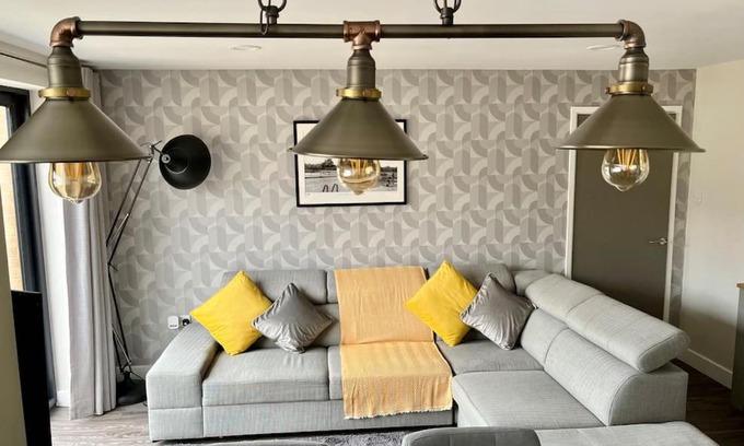 Trafford Villa | Modern 2 BR Apartment: Child-Friendly & Guest Rated 9/10