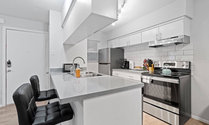 Hyde Park Apartment | Modern 2BR Near UT | Hyde Park | Evonify 3938