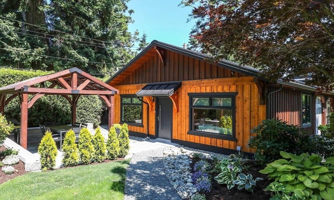Courtenay Apartment | Oceanfront 2BR Apartment with Pet Friendly Amenities