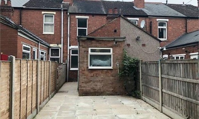 Coventry House | Modern 3 Bedroom Getaway with Breakfast in Coventry Centre