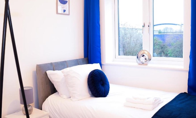 Wolverhampton Apartment | Stylish 3 Bed House - Guest Rated 9.4/10, 4 Star Comfort