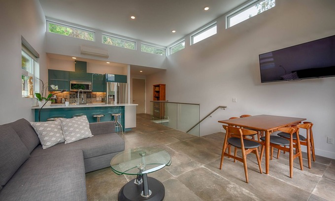 Central Okanagan House | Pet-Friendly 3 Bedroom Loft with Pool and Ocean Views