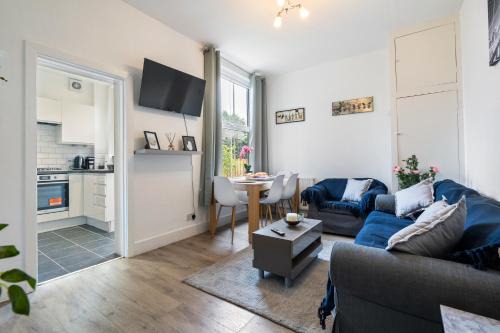 Wimbledon Park Apartment | Stylish 3-Bedroom Apartment in Wimbledon Park Awaits You