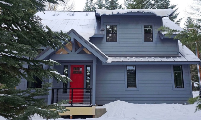 Enumclaw Cabin | Modern 3-bedroom cabin near Crystal and Mt Rainier