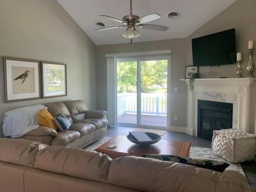 Bettendorf Apartment | Modern 3-Bedroom Condo with Fireplace, Pet Friendly Stay