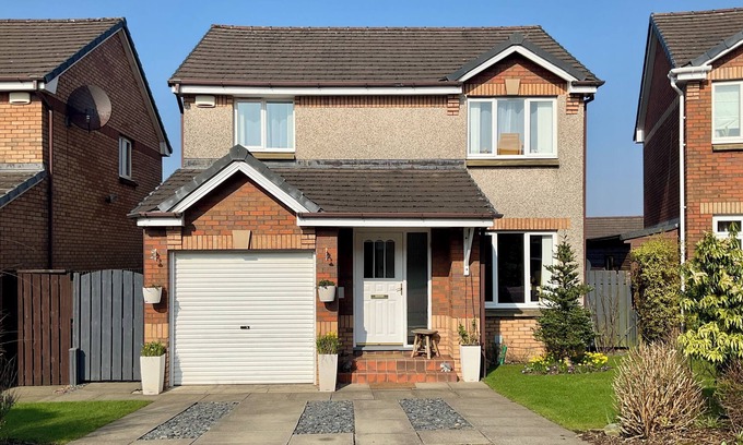 Glasgow House | Modern 3 Bedroom Detached Home with Private Garden