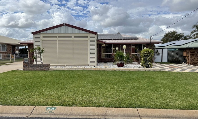 Gracemere House | Modern 3 Bedroom Townhouse with Hot Tub & Fast WiFi