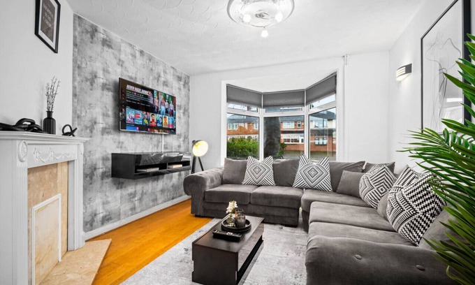 Acocks Green House | Modern 3 Bedroom House with Garden & Parking for 8 Guests