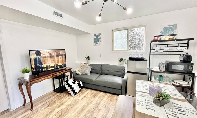 Kirkland House | Modern 3-Bedroom Guest Suite with Ocean Views in Kirkland