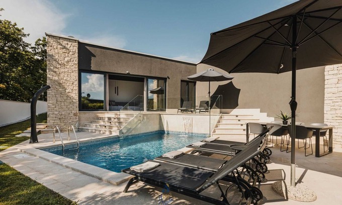 Valica Villa | Beachfront Villa with Pool & Spa - Guest Rated 9.8