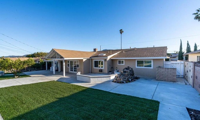 Casa Conejo House | Modern 3 King Beds with Backyard Oasis for Long Stays