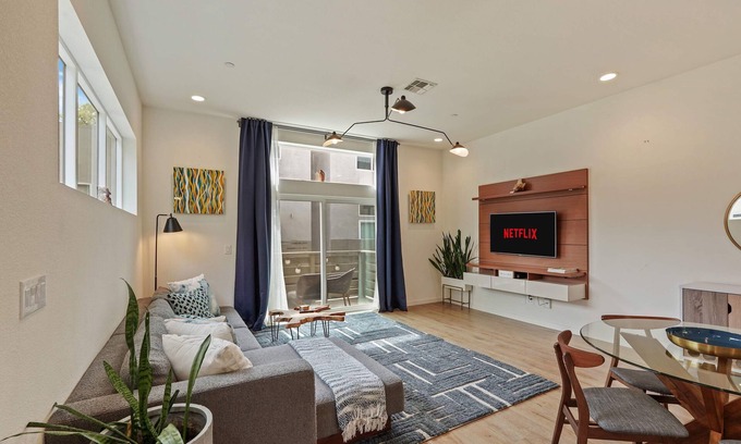 Sacramento House | Modern 3-Level 3BR/3BA Gem in West Sac