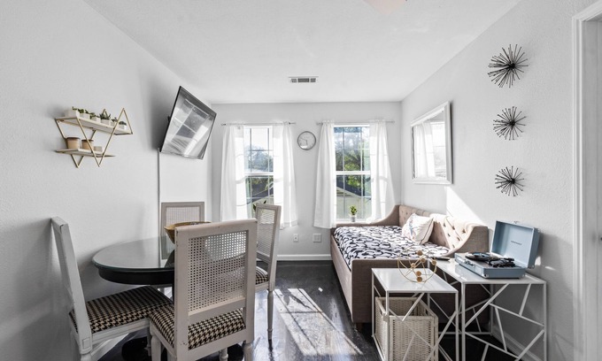 Franklin Park House | Exceptional 3-Bedroom Suite with Gym & Lake View Patio