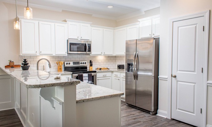 Greenville House | Stylish 3Bd-3Ba Townhome with Pool, Spa & Free WiFi