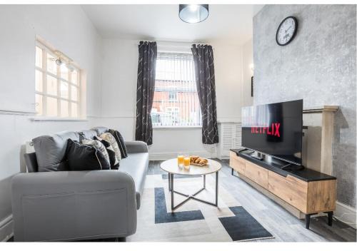 Swinton Apartment | Modern 3BD House, free parking, Manchester and Salford