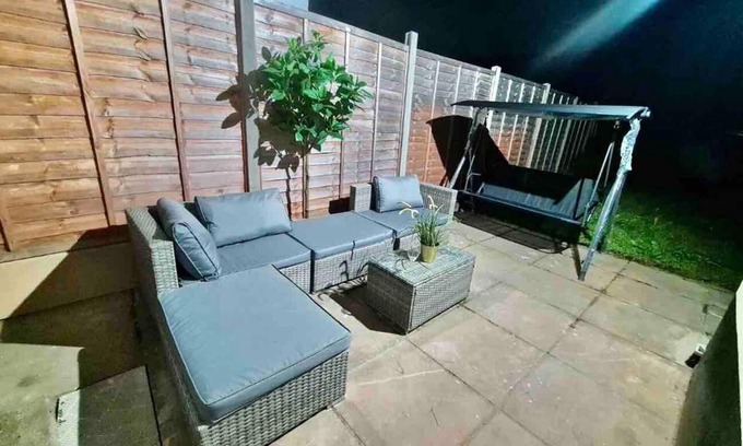 Selhurst House | Stylish 3-Bed Garden House in Croydon, London