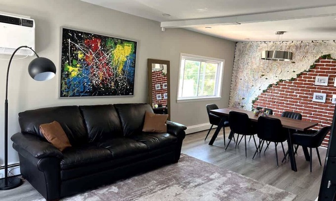 Everett Apartment | Stylish Studio Near Boston with Free Parking & Breakfast