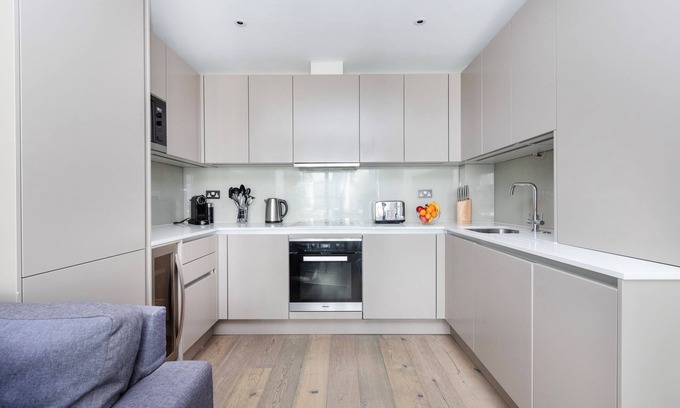 Vincent Square Apartment | Stylish 3BR Retreat in London's Westminster with Spa Access