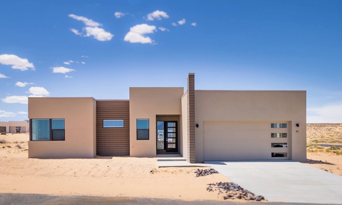 Greenehaven House | Modern 3BR- Minutes from Wawheap and Lone Rock-Hot Tub-Garage Access-Fire pit
