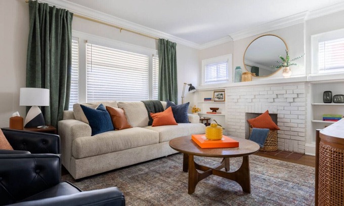 Cleveland Apartment | Stylish 3BR Retreat Near Cleveland Clinic with Breakfast