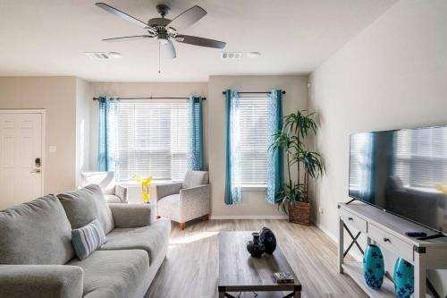 Atascocita Apartment | Modern 3BR Retreat Near Downtown with Complimentary Snacks