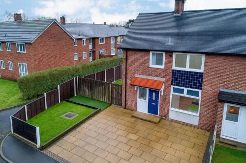 Trafford House | Modern 3BR Stay Pet Friendly Garden with Parking