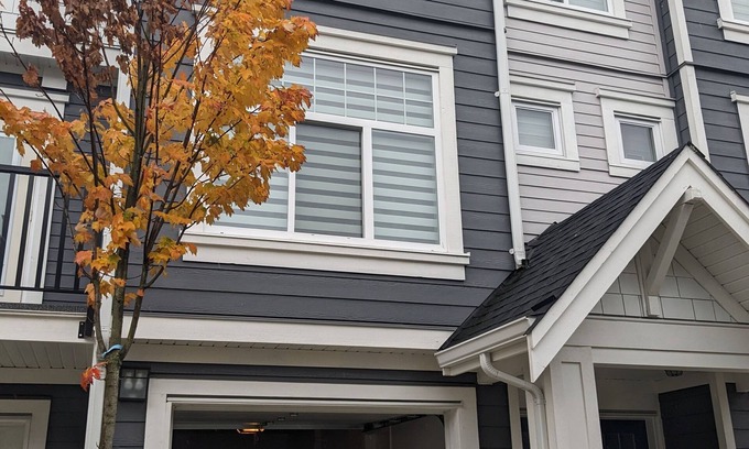 Delta House | Modern 3BR Townhouse with Pool & Pet-Friendly Amenities