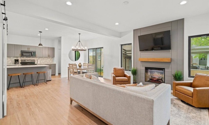 Cedar Falls House | Stylish 4 Bed Farmhouse Steps from Downtown Adventure